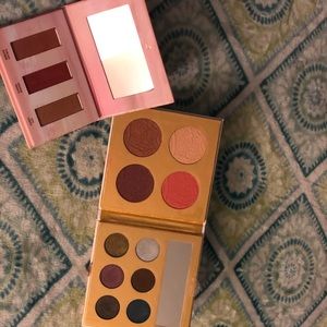 Bundles one eye shadows and a face highlighter.